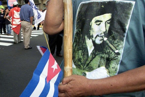 "Fue muy emotivo escuchar la voz del Che Guevara recitando a César Vallejo en un mensaje de despedida a mi madre antes de marcharse al Congo" en 1965, dijo a la AFP Camilo, hijo del legendario revolucionario, sobre uno de los materiales inéditos de un documental sobre la vida de su padre.