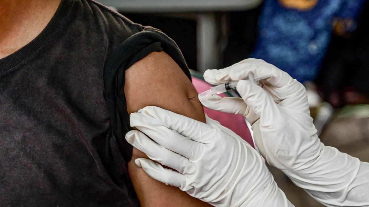 ¿Debería vacunarme contra el covid-19 por el aumento de casos en Los Ángeles?