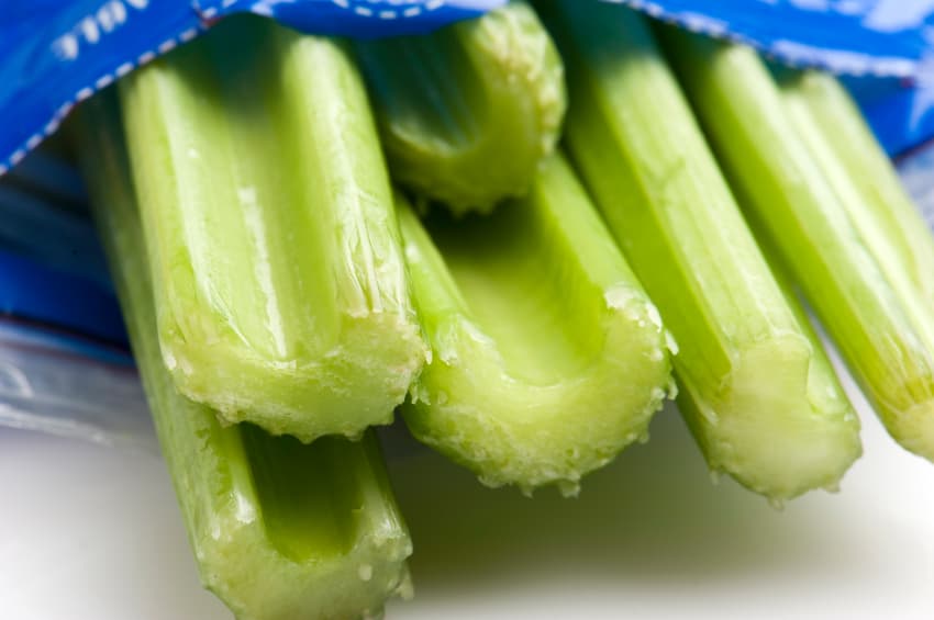 Si es el caso, consume un jugo de apio con piña, que podría liberarte de algunas toxinas en tu cuerpo.