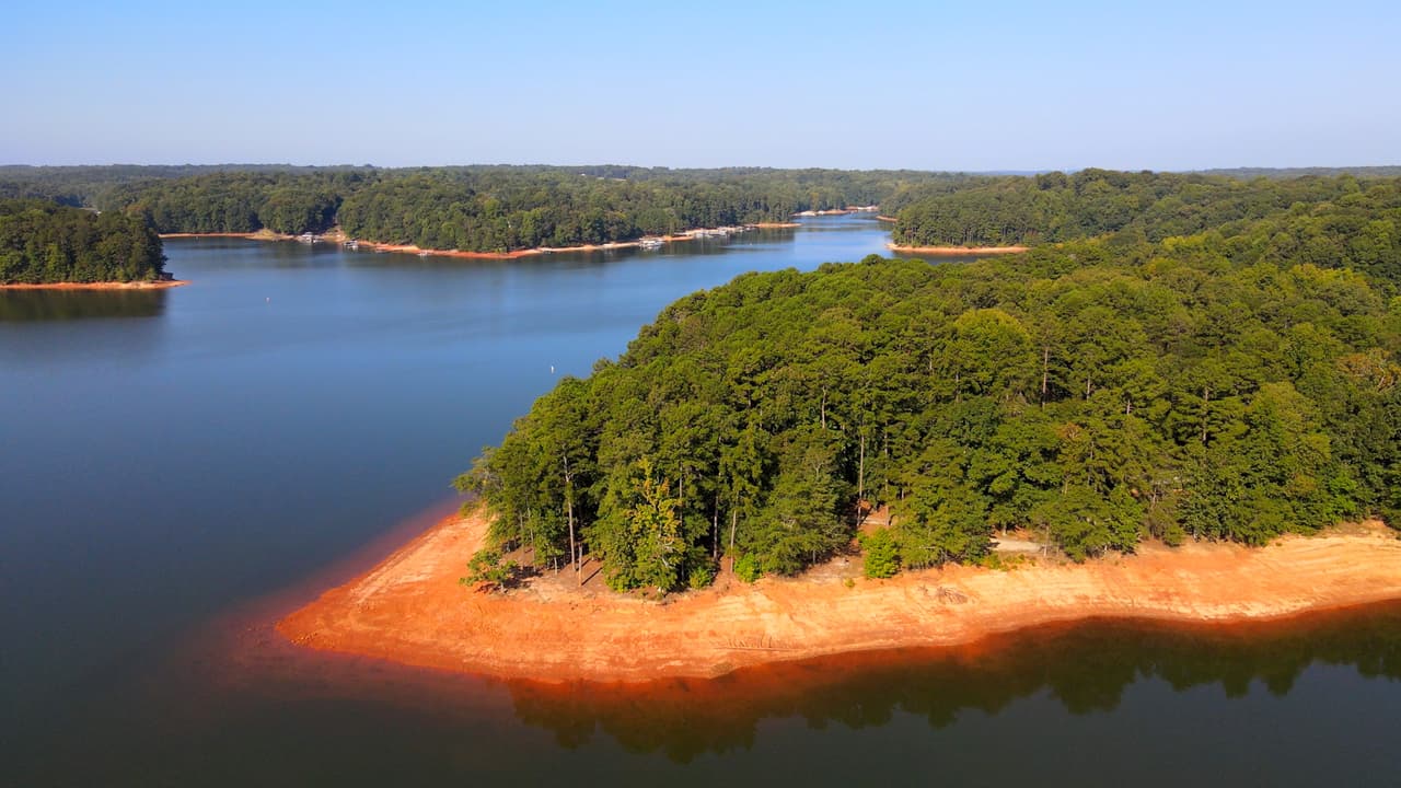 Muchos de quienes visitan Tugaloo lo hacen por su atmósfera pacífica, ideal para la relajación.