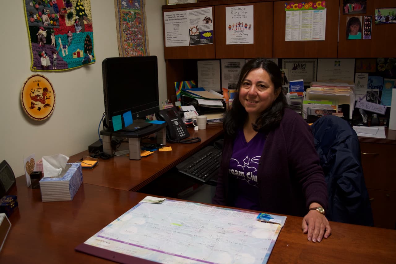“Es el tercer año que estamos implementando la meditación a nivel escolar, hemos entrenado a varios maestros para que ellos la apliquen en sus clases”, explicó a Univision Judy Romero, psicóloga y directora del Centro de recursos para jóvenes de la escuela.