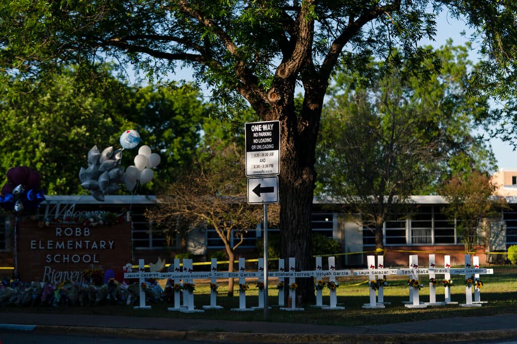 Las 21 cruces blancas llevan nombre y apellido de los 19 niños y 2 maestras que murieron en el tiroteo.