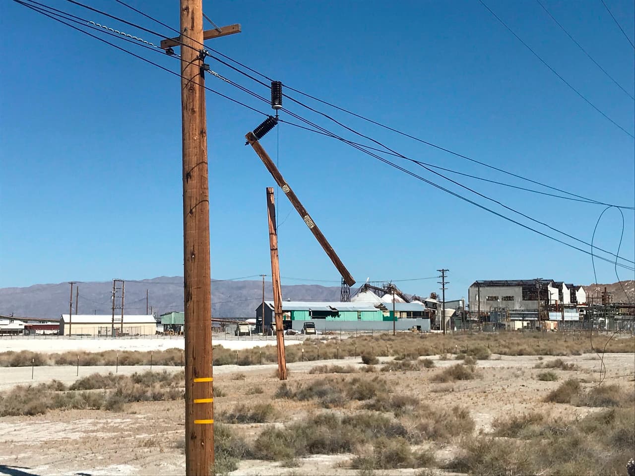 No se reportaron heridos de gravedad en la zona, sin embargo, los daños a estructuras, carreteras y apagones fueron parte de los daños registrados tras el temblor en la ciudad de Ridgecrest, situada a 10 millas del epicentro.
<br>
<br>