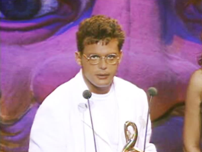 Desde 1990, Luis Miguel había sido considerado en la entrega de premios, pero no fue sino hasta 1995 que acudió para recoger el premio al Artista masculino del año en la categoría Pop balada.