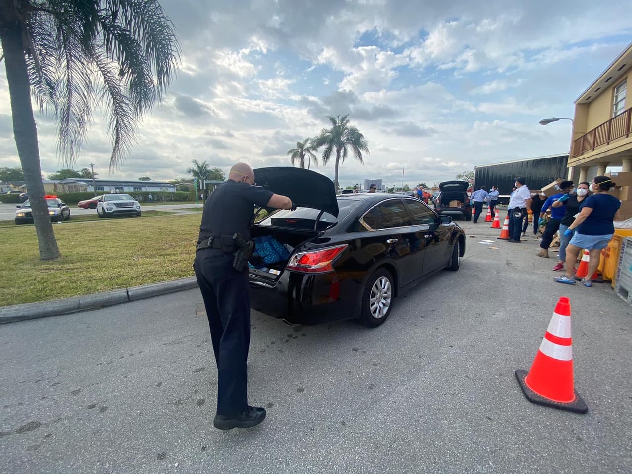 El 8 de abril la entrega será de 10:00 am a 1:00 pm, en el 1550 del noroeste y la calle 36.
<br>
<b>Dirección para aplicaciones de mapas:</b> 1550 NW 36 Street, Miami, Florida, 33142