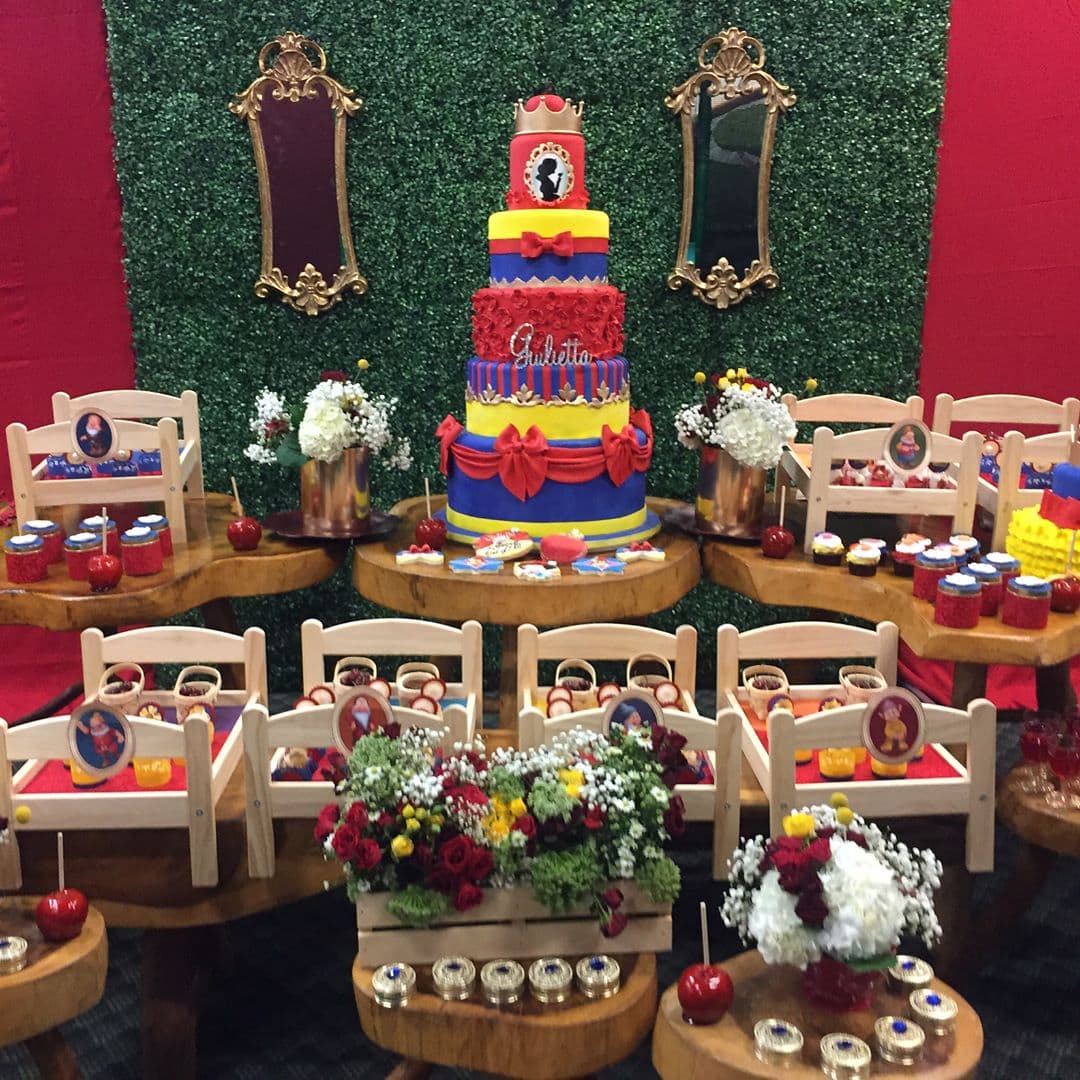 Las pequeñas camas de los siete enanos posaban sobre la mesa principal con dulces y recuerdos que los invitados podían tomar. Las flores y manzanas no podían faltar para cubrir la temática de la famosa historia de princesas.
<br>