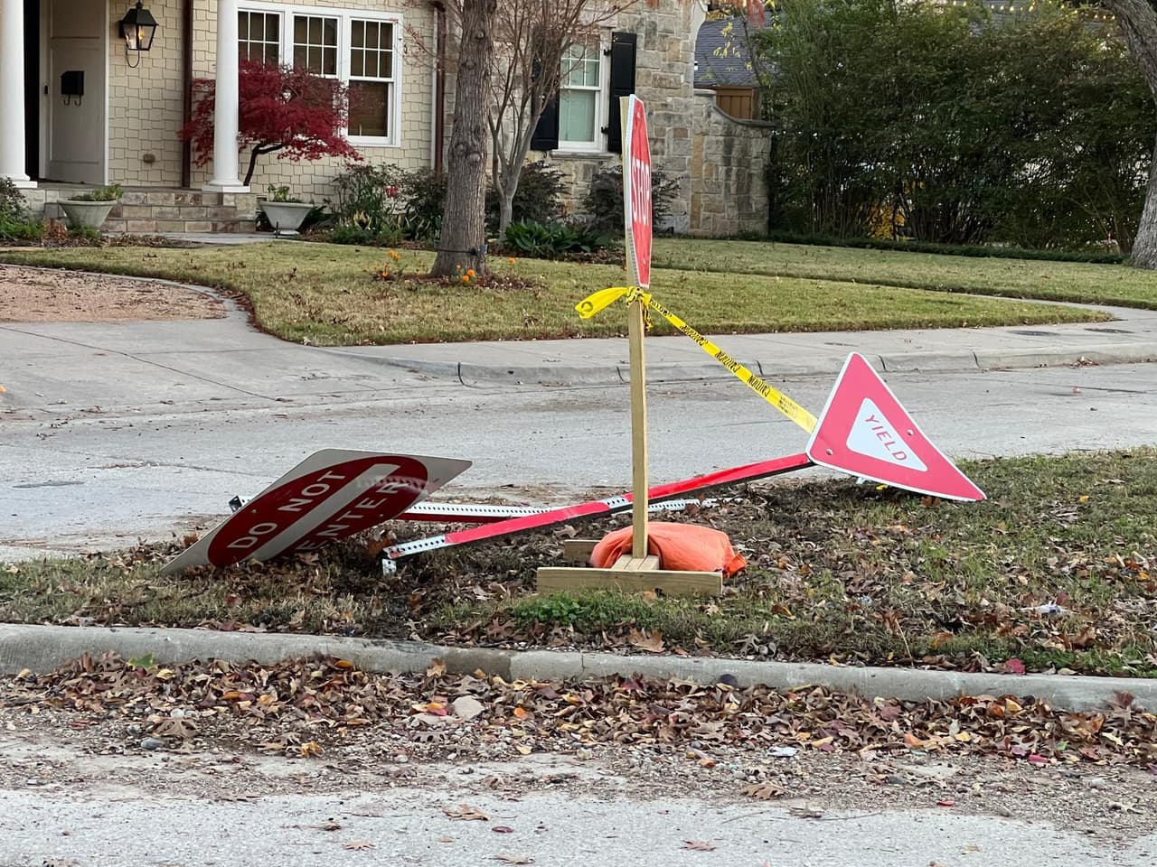 Los señalamientos y otros daños fueron reportados en el sitio donde ocurrió el choque.