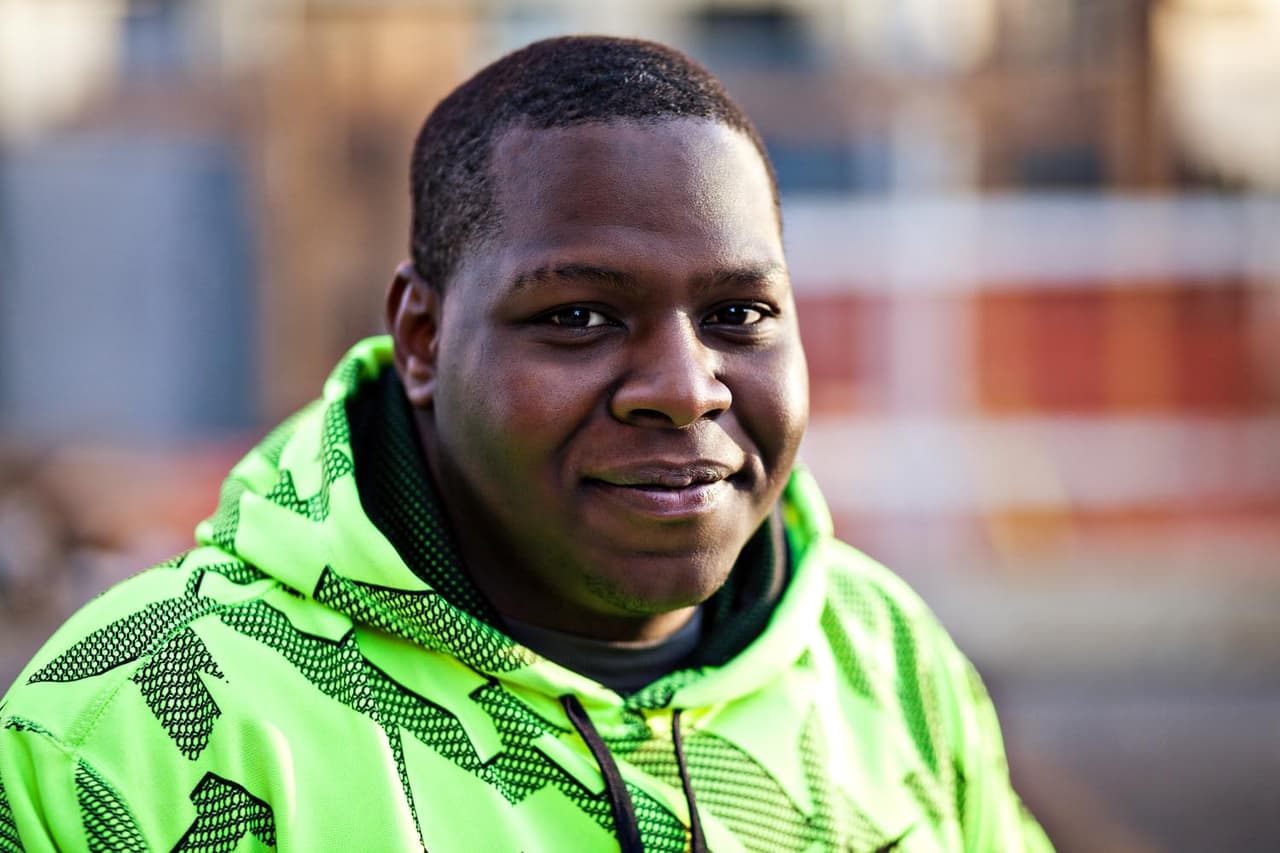 <b>René Severin, herrero</b>: “Un tipo me golpeó y me decía: ‘Hey, despiértate’. Y luego escuché: ‘Está respirando’. Llamaron a una ambulancia y me desperté por completo en ella, con mucho, mucho dolor. Lo único que podía pensar era en mi mamá. Me preguntaron a quién llamar y dije que a ella, de inmediato. Yo no era cercano a mi familia, pero es familia. Siguen ahí para mí todavía. Mi tía, al verme, me dijo: ‘No puedo creer que hicieras eso, hemos debido apoyarte más’. Odio cuando la gente hace eso, intentar culparse ellos. No, no es tu culpa. Es mi culpa y soy el único culpable. No quiero que nadie cargue esa cruz”.