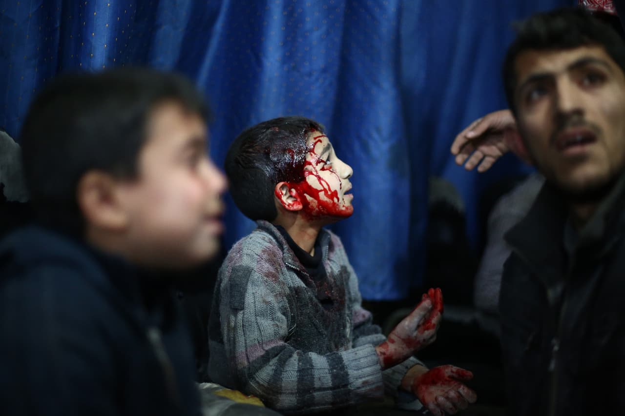 <b>1) SIRIA. 50,000 muertes en 2016. El país más violento del mundo.</b>
<br>La guerra civil siria entre varias fuerzas, principalmente entre el gobierno del presidente Bashar al-Assad y aliados, contra rebeldes y la agrupación extremista ISIS. Rusia apoya militarmente al gobierno mientras que parte de la OTAN comenzó a lanzar ataques contra ISIS hace tres años. El conflicto comenzó en la llamada Primavera Árabe, en 2011, con protestas en contra de Assad hasta tornarse en un conflicto armado tras sangrientas represiones.
<b><a href="http://www.univision.com/noticias/guerra-en-siria/los-sobrevivientes-del-horror-que-dejo-el-ataque-quimico-en-siria-fotos-fotos" target="_blank">Masacres, violaciones de derechos humanos y uso armas tóxicas</a></b> han vuelto la guerra siria el conflicto más sangriento actualmente ocasionando una crisis de refugiados en el Mar Mediterráneo.
<br>