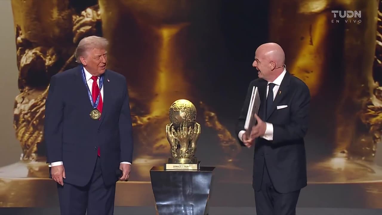 Donald Trump recibe el premio FIFA de la paz por parte de Gianni Infantino