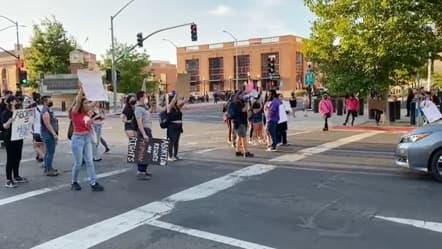 “Nuestros hijos van a tener menos derechos civiles que los que teníamos nosotros, y no podemos tolerarlo. Todos deben usar su voz para que los formuladores de políticas sepan que lucharemos”, dijo Jodi Hicks, directora y presidenta de Planned Parenthood Affiliates, en un reporte de The Sacramento Bee.