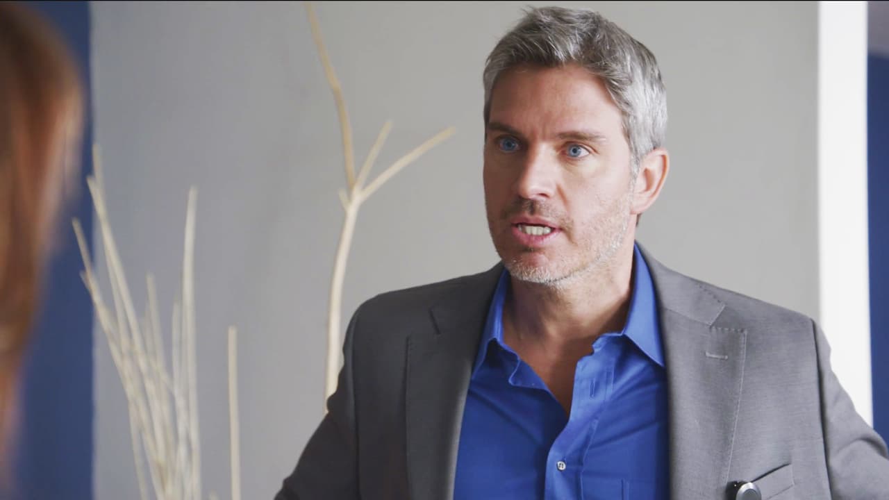 Aunque él no sabe de los sentimientos de su sobrina, Mariano sólo la ve como una hija, pues se hizo cargo de ella cuando sus padres fallecieron en el accidente automovilístico.