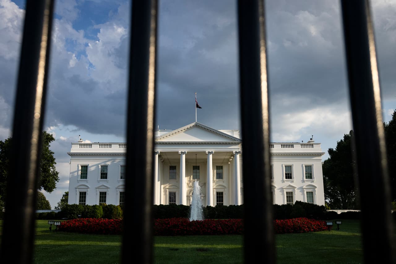 Pero también hubo reacciones diversas en las afueras de la Casa Blanca, de parte de ciudadanos que viven en el área aledaña.