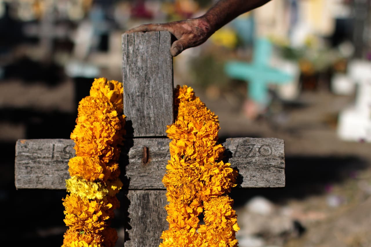 Los ritos funerarios variaban según la manera que había ocurrido la muerte y del estrato social del difunto. Por ejemplo, algunas culturas cortaban un poco del cabello, que contenía el "tonalli" o alma, y se colocaban en una urna de cenizas o en la tumba donde iban a poner a su ser fallecido.