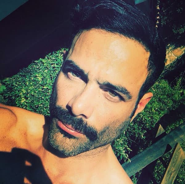 Es guapo y talentoso, sus ojos y boca son unos de sus grandes atractivos.