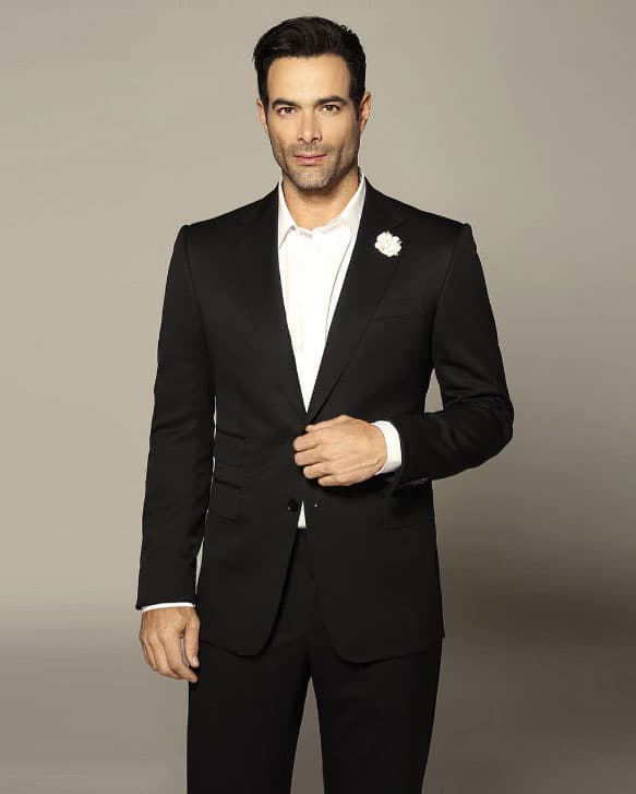 Pero hay quienes lo prefieren vestido casual, ¿a ti como te gusta más? ¿Ya lo quieres ver de regreso en las telenovelas?