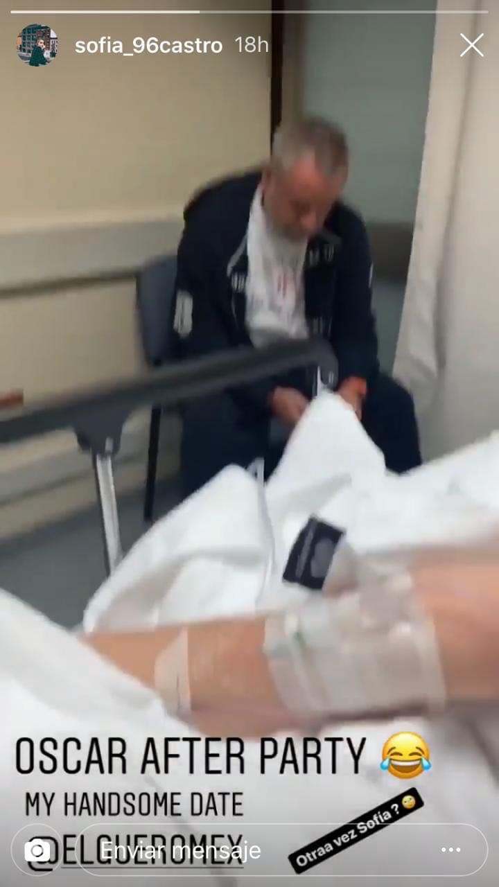 Fue la misma actriz quien compartió en sus 'stories' de Instagram esta imagen donde su padre, el productor José Alberto 'El güero' Castro, la acompañaba mientras se veía que la habían canalizado.