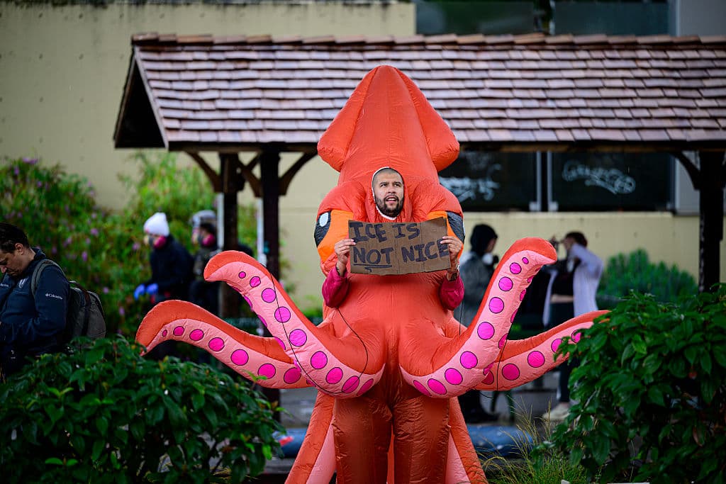 "ICE no es agradable", denuncia con su pancarta este otro manifestante disfrazado de calamar en Portland, a 963 millas de distancia de
<b><a href="https://www.univision.com/noticias/inmigracion/nunca-vi-atropellos-de-esta-magnitud-patron-ice-violencia" target="_blank">Los Ángeles, California.</a></b>