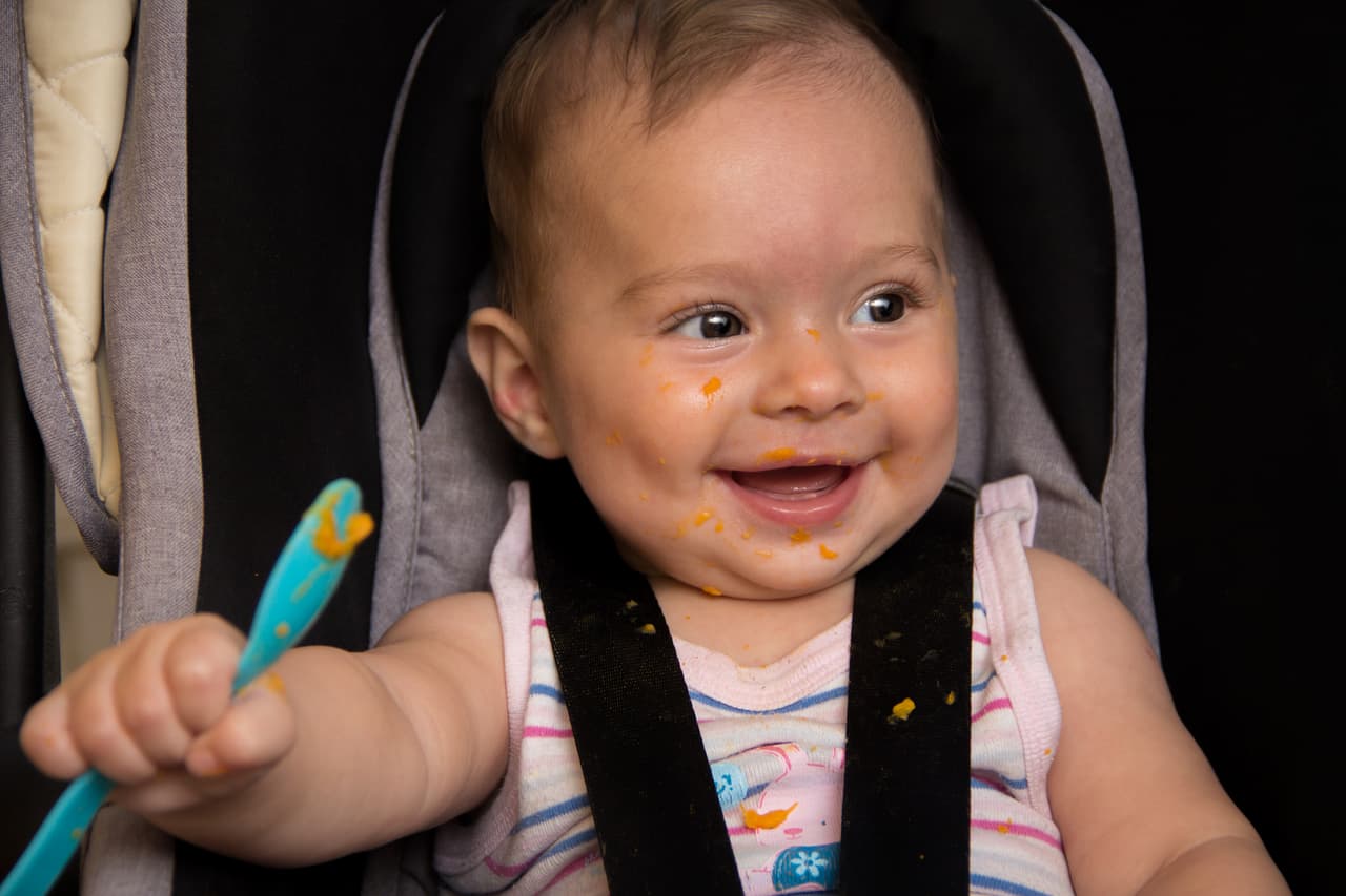 En todos los casos, los niños deben iniciar otros alimentos sólidos antes de que se les introduzca a los alimentos que contienen cacahuate.