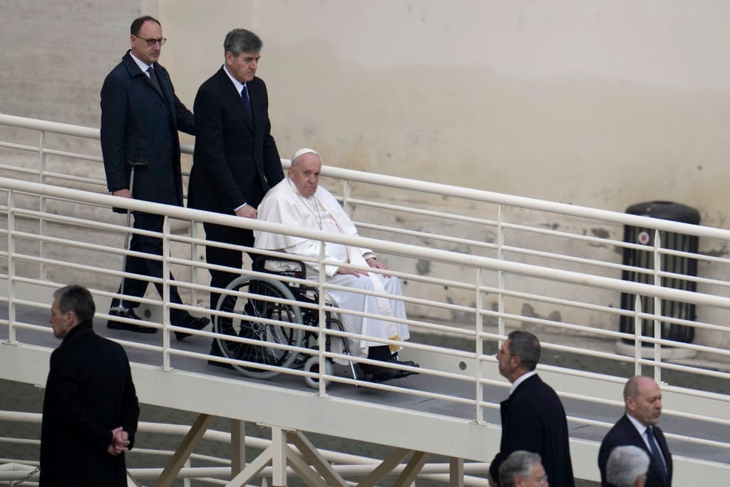 El papa Francisco fue trasladado en silla de ruuedas hasta la plaza de San Pedro, debido a 
<a href="https://www.univision.com/noticias/religion/papa-francisco-carta-de-renuncia-en-caso-de-impedimento-de-salud">los problemas de movilidad</a> que lo aquejan desde hace años.
