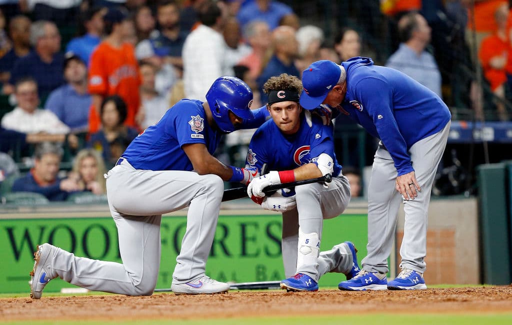 Después del cuarto inning, Almora, quien parecía todavía sacudido emocionalmente, se acercó a una empleada de seguridad en la tribuna, cerca de donde estaba sentada la menor. El pelotero y la empleada conversaron y se abrazaron.