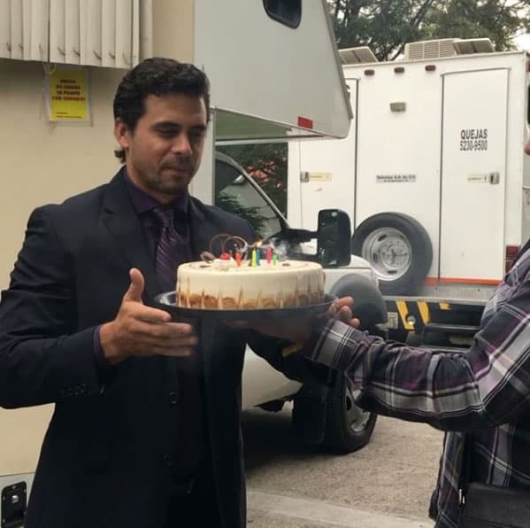 Pedro Moreno celebró su cumpleaños con sus compañeros de "Tres Veces Ana"