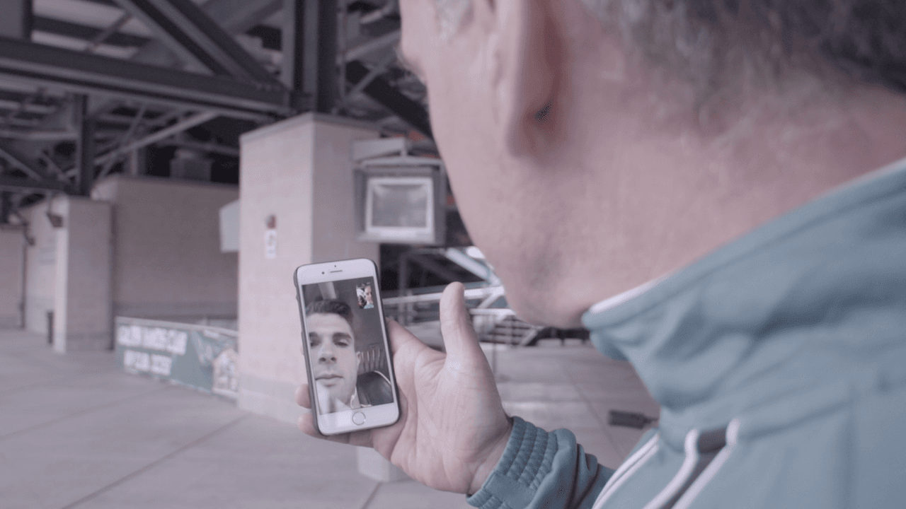 Celular en mano, Christian en la pantalla. Padre e hijo viven en continentes diferentes pero hablan día de por medio.