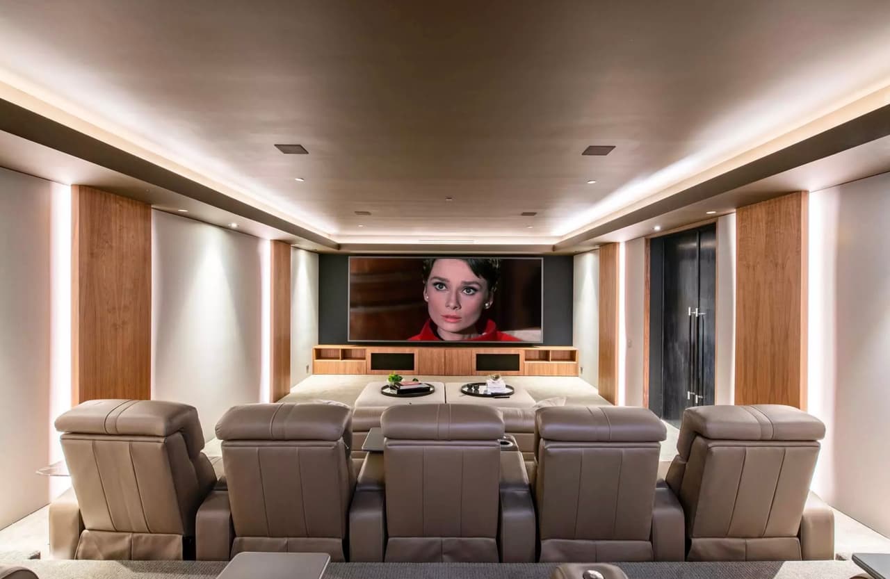 En la planta inferior se ubica una 
<b>sala de cine para 15 personas</b>, con cómodos asientos.
<br>