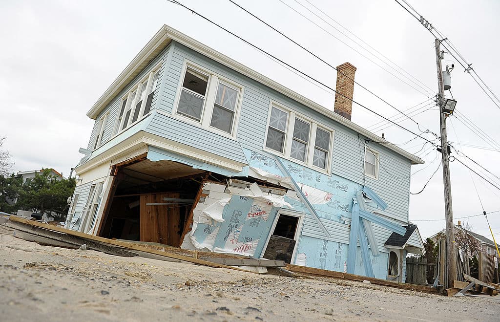 Sandy destrozó casas, inundó vecindarios y derribó árboles en el área triestatal. En Nueva Jersey, más de dos millones de hogares se quedaron sin electricidad, 346,000 resultaron dañados o destruidos y las estimaciones de daños superaron los $29 mil millones.
<br>