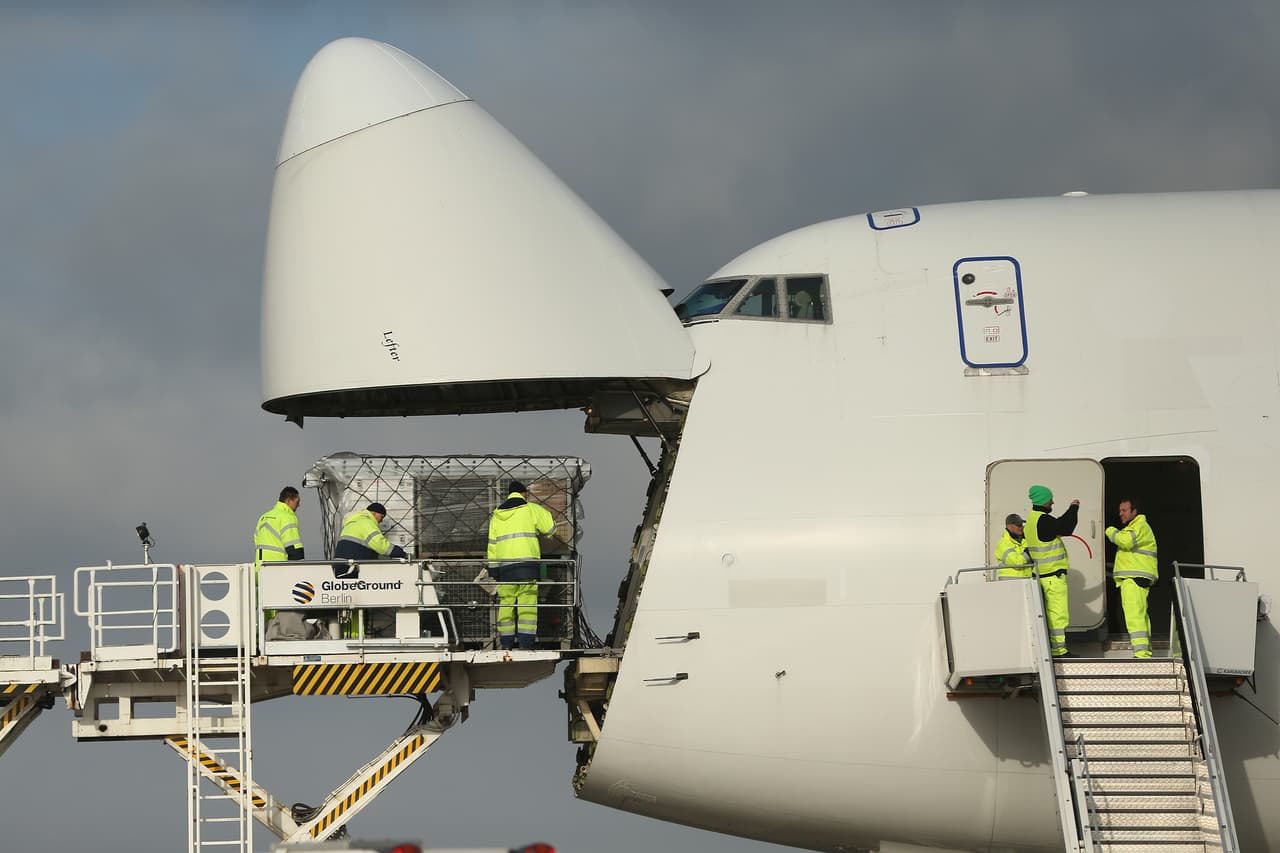 La punta del avión abierta para recibir la carga que transportará, en Schoenefeld, Alemania, en 2013. A Boeing le restan 16 pedidos, todos para la versión de carga 747-8F. La empresa está produciendo este avión a un ritmo muy lento, solo seis al año, muy poco comparado con los 168 al año que construye del modelo 787.