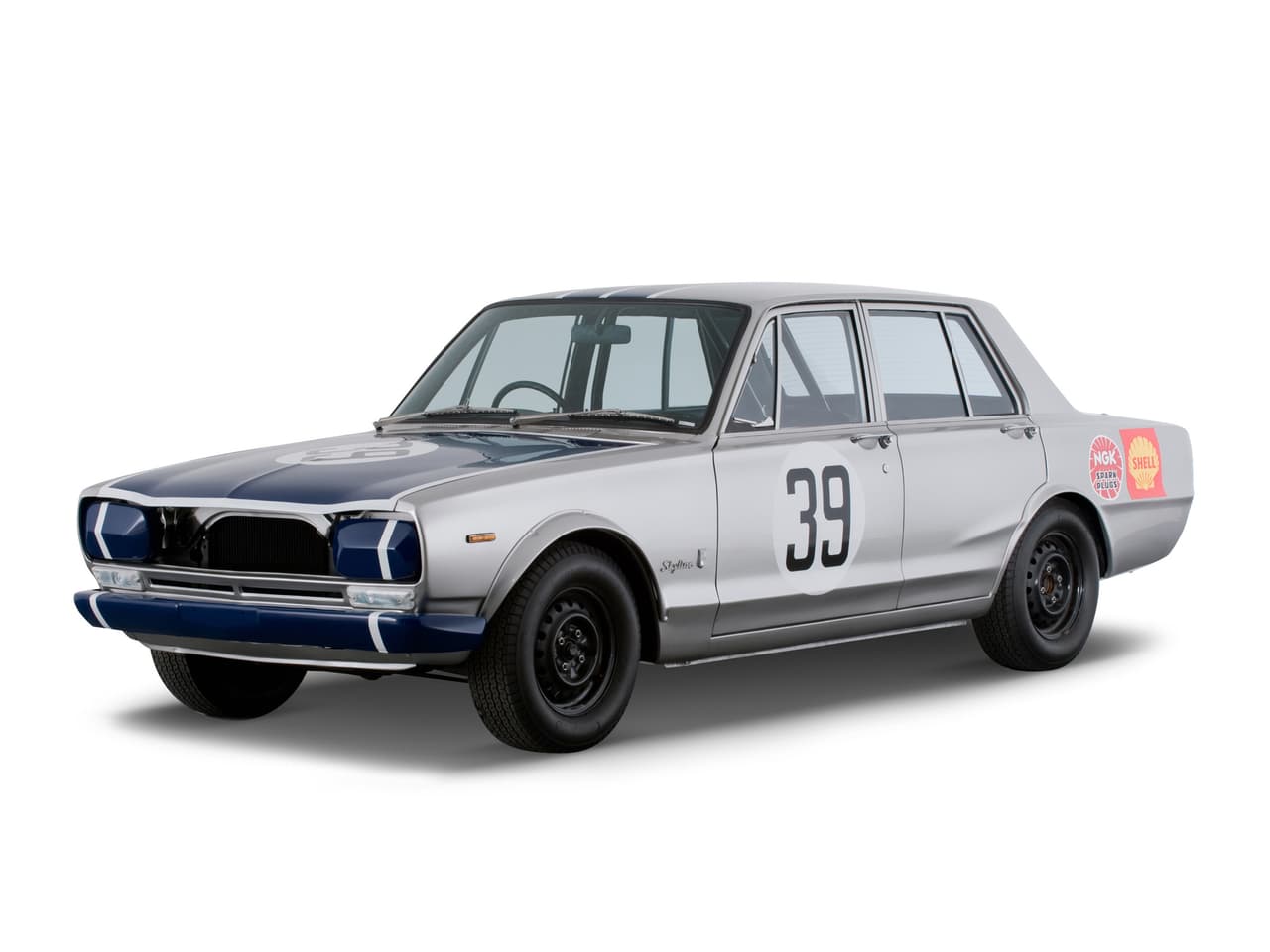 Este carro fue apodado ‘Hakosuka’ (en japones: Hako=caja; suka=Skyline). Recibió el mismo motor de 4 válvulas por cilindro y doble eje de levas del prototipo R380: El S20 con 160 caballos de potencia. La versión de competencias del ‘Hakosuka’ ganó en su debut durante el gran premio de Japón, dando inicio una racha de 52 victorias para el Skyline GT-R entre 1969 y 1972. (Foto: Skyline 2000GT-R 1969 PGC10)