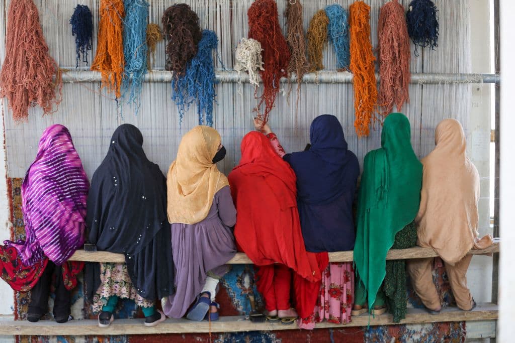 En un comunicado con motivo del Día Internacional de la Mujer, la misión de la ONU señaló que los nuevos gobernantes de Afganistán han mostrado un enfoque “casi singular en la imposición de normas que dejan a la mayoría de las mujeres y niñas atrapadas de facto en sus casas”.