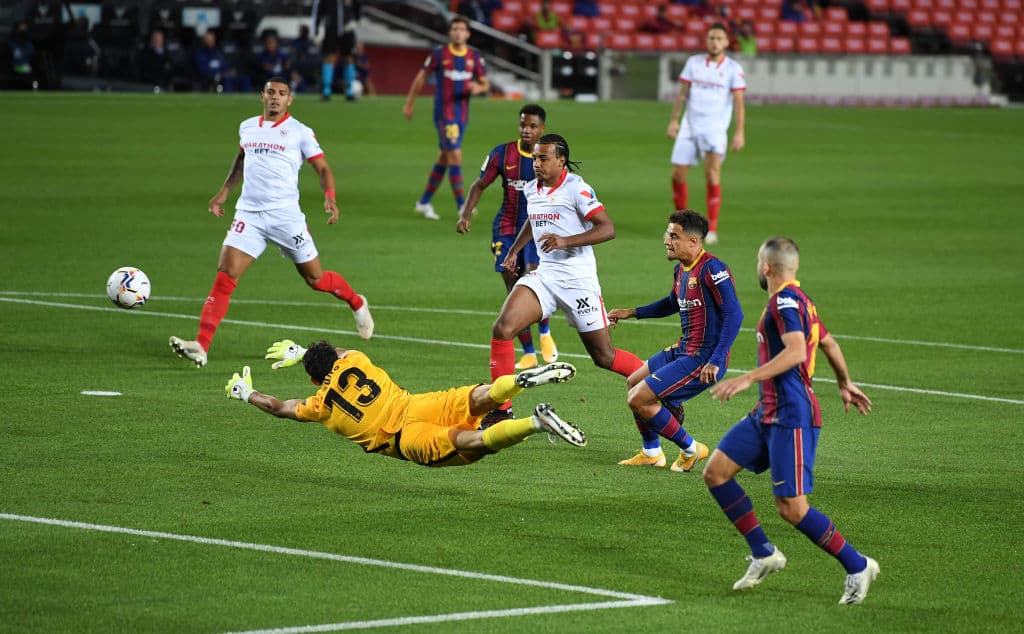 Barcelona y Sevilla empatan con un gol durante la quinta jornada de LaLiga. Coutinho fue el autor del gol por parte del Barca, mientras que Luuk de Jong lo hizo para el conjunto sevillano.