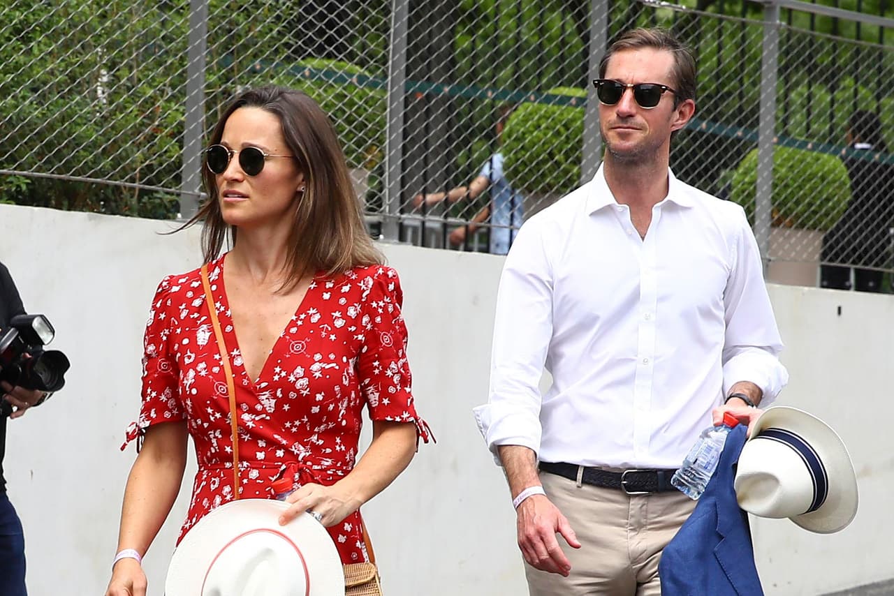 Su esposo, James Matthews, no se quedó atrás y también llevó un sombrero de paja con cinta azul que combinaba con su chaqueta.