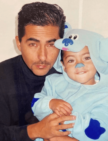 "No puedo con esta foto de hace años con mi hija Roberta... ¿Por que tan rápido el tiempo? ¡Por qué!! Te amoooo @roaraiza", dijo el artista.