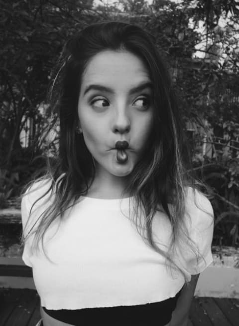 Además de todo Evaluna es una mujer 'cute', le encanta mandar besos, hacer ojitos y además tiene un buen sentido del humor.