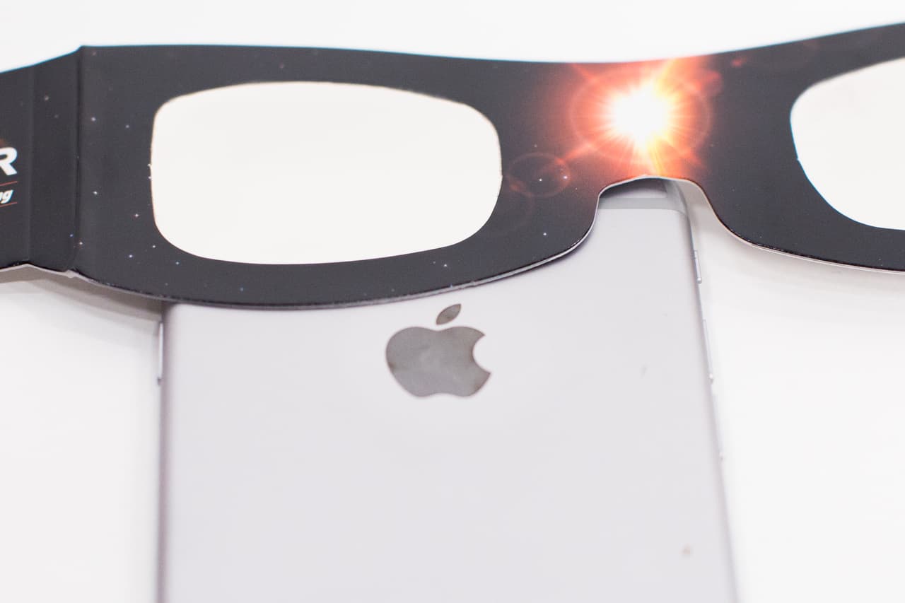 <b>3.- Más cerca del sol. </b>
<br>Si intenta fotografiar el eclipse haciendo un acercamiento con el zoom digital del teléfono o con un teleobjetivo, debe utilizar un filtro para la luz del sol igual al que tiene en sus ojos. Son económicos y se distribuyen en todo el país, incluso de manera gratuita. Nunca utilice instrumentos caseros (como radiografías o vidrios ahumados). Recuerde que el zoom digital del teléfono baja la calidad de la foto a un punto donde el eclipse apenas será reconocible.
<br>