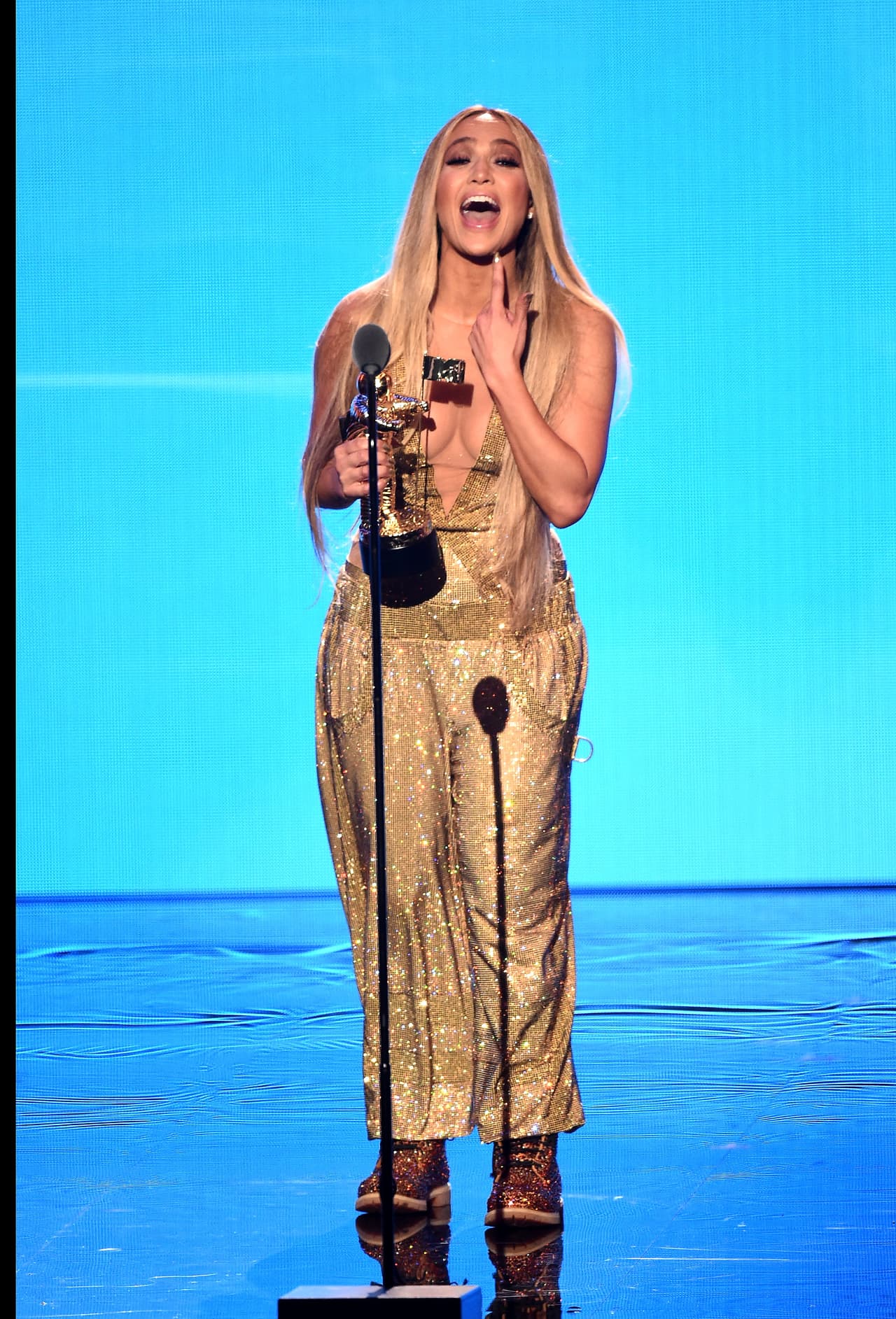 Con este mismo look -solo sin el hoodie- recibió el premo a la trayectoria y no olvidó sus viejas botas Timberland -solo que en esta ocasión totalmente 
<b>cubiertas de brillantes</b>. Porque 'Dinero'.