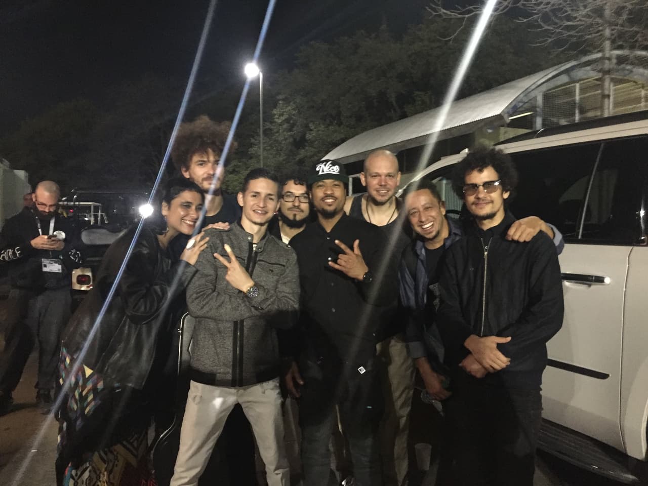 Residente y su banda después de su primera presentación.