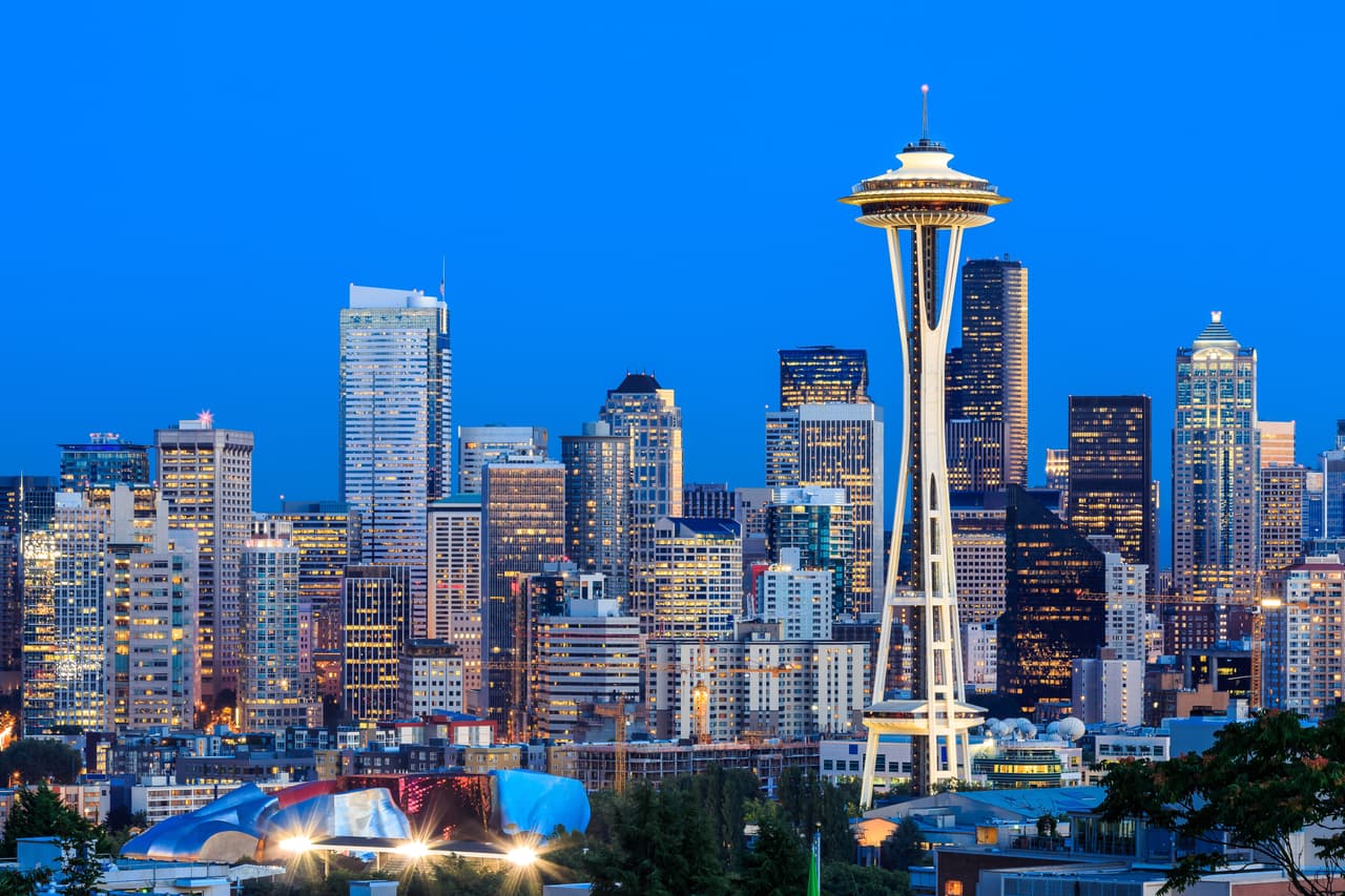 Seattle, Washington, es la ciudad con más oportunidades de empleo, según 
<a href="https://www.linkedin.com/pulse/stormy-times-15-us-cities-make-jobs-happen-george-anders/" target="_blank">LinkedIn</a>. Al ser "la ciudad sede de Amazon significa un flujo continuo de trabajos adicionales, muchos de ellos en tecnología. Si bien la pandemia de covid-19 sacudió a la mayor parte de la economía, también provocó un gran aumento en la demanda de los servicios de comercio electrónico de Amazon", según el reporte.