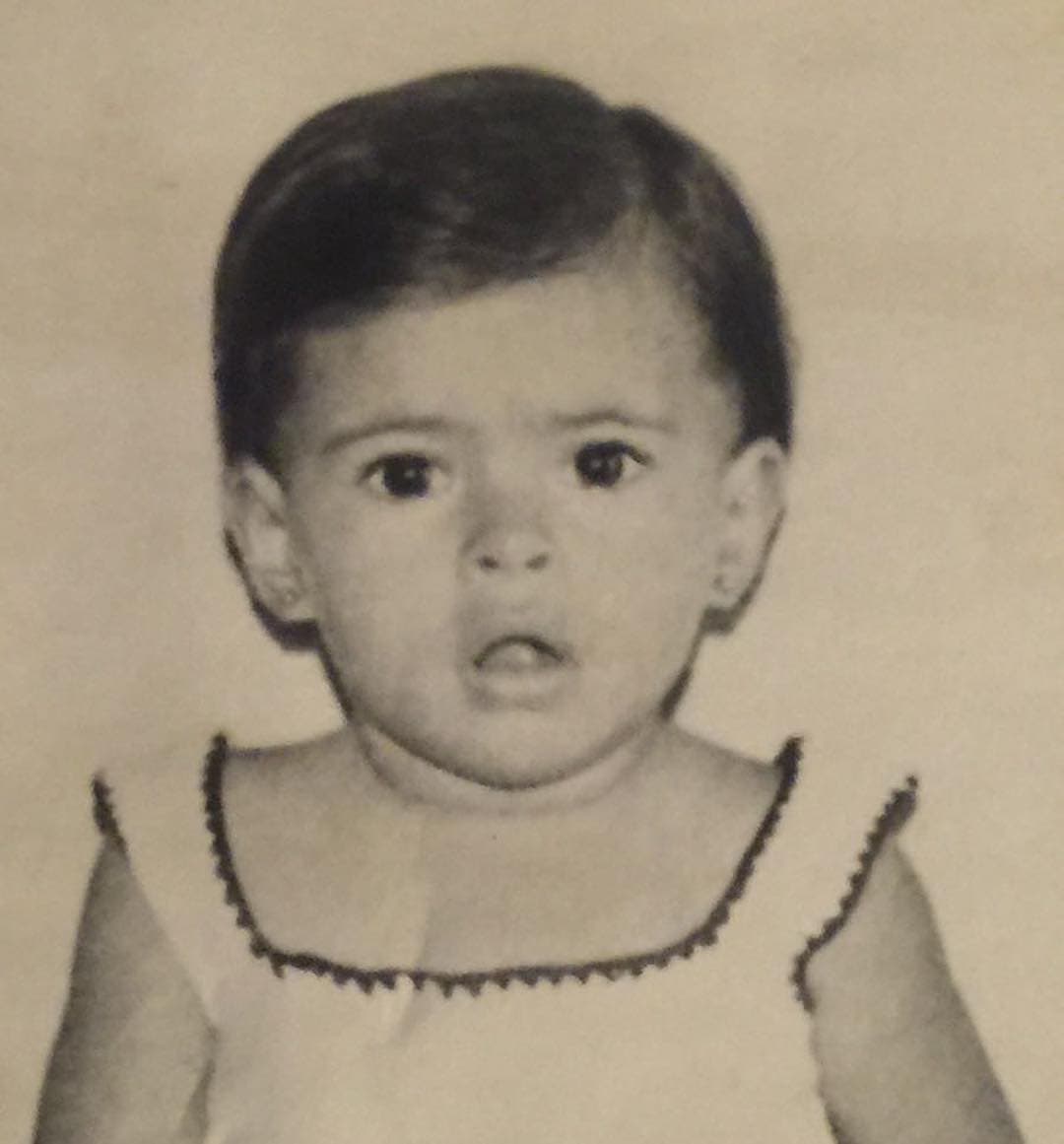 Esta niña de pelo corto y mirada seria se convirtió en una de las conductoras más reconocidas de la televisión mexicana. ¿Reconoces a Galilea Montijo?.