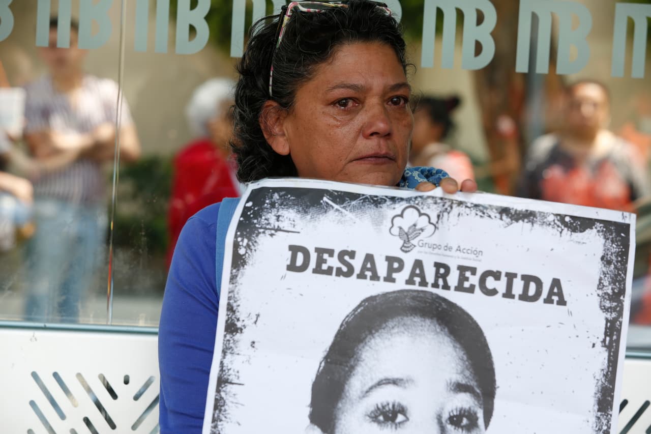 Mary Velásquez sostiene un retrato de su hija desaparecida Guadalupe Gallardo durante una marcha silenciosa para recordar a las mujeres asesinadas y exigirles justicia en la Ciudad de México. María de la Luz Estrada, coordinadora del Observatorio Ciudadano Nacional del Feminicidio, critica la cultura machista, discriminatoria "que siempre ve que la mujer provocó la situación”.