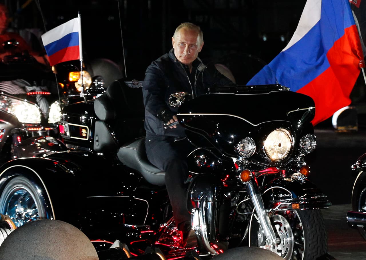 <b>Putin 'harlysta'. </b>Putin conduce una motocicleta Harley Davidson durante un festival en Novorossiysk, Rusia, 2011.
