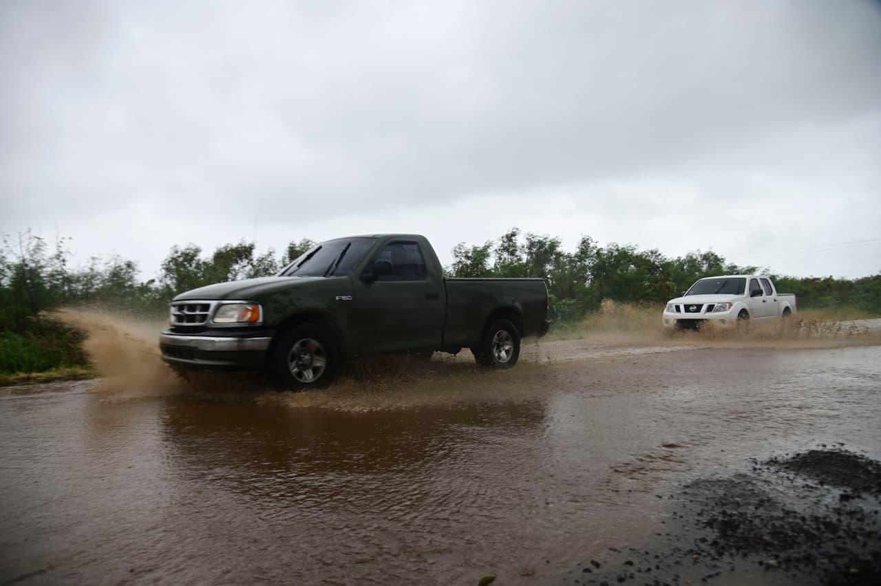 El presidente Trump aprobó el sábado la declaración de emergencia solicitada por Wanda Vázquez, la gobernadora de Puerto Rico. En la imagen varios carros circulan por una carretera inundada en la localidad de Salinas, en Puerto Rico.