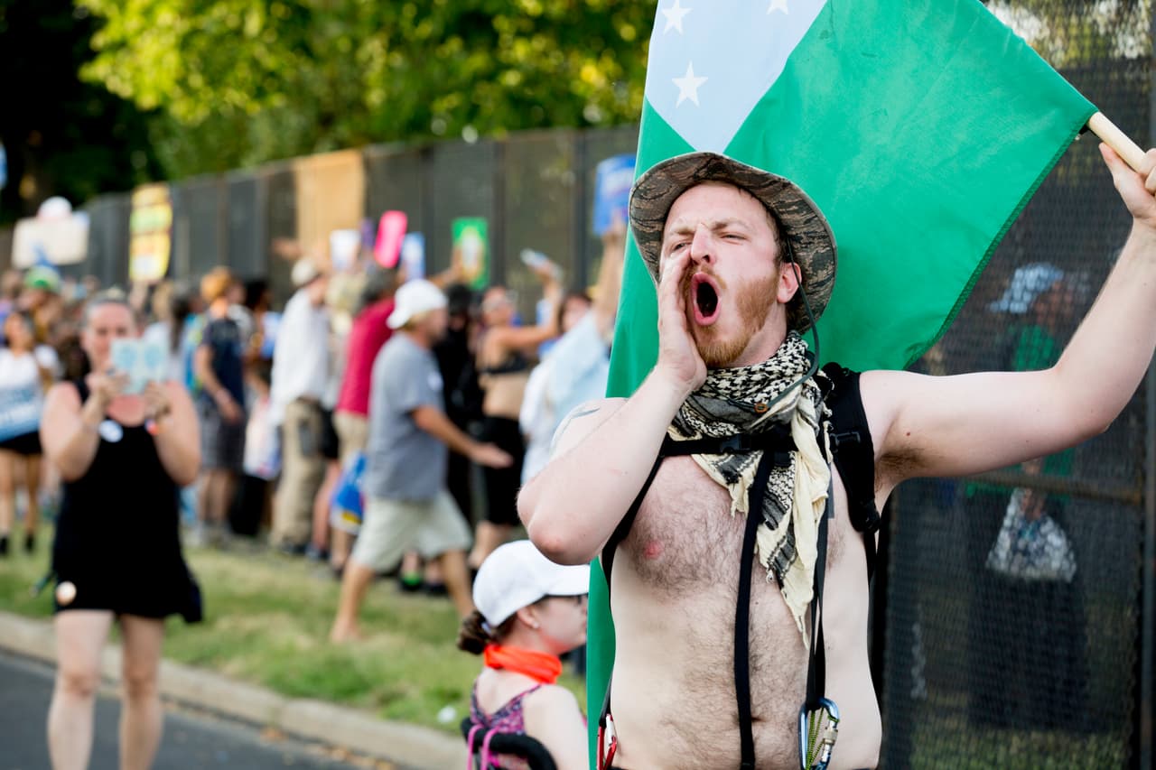 MARTES 26 DE JULIO. 7:01 PM La concentración de partidarios de Bernie Sanders en el centro de Filadelfia se convirtió en marcha que caminó tres millas hasta el borde del Wells Fargo Center, lugar de la convención demócrata. Allí continuó una fuerte protesta que obligó movilizar decenas de policías al lugar.