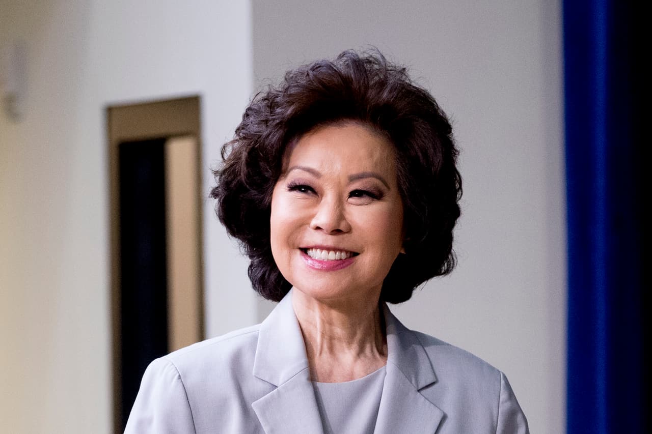 <b>Elaine Chao. </b>Era la Secretaria de Transporte. Renunció a su cargo este jueves 7 de enero, al día siguiente de la toma del Capitolio por partidarios de Trump. Es esposa del líder de la mayoría republicana en el Senado, Mitch McConnell.
<br>
