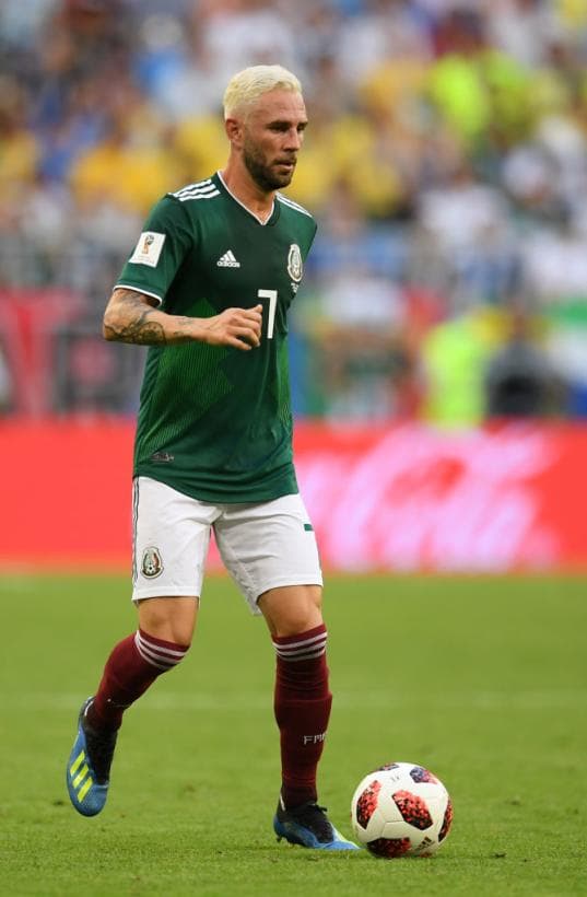 Miguel Layún, su compañero de cancha y amigo, le hizo segunda y también se volvió 'güero'.