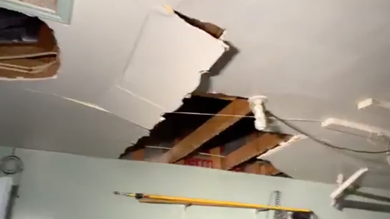 La mayoría de los vecinos continúan evaluando los daños.