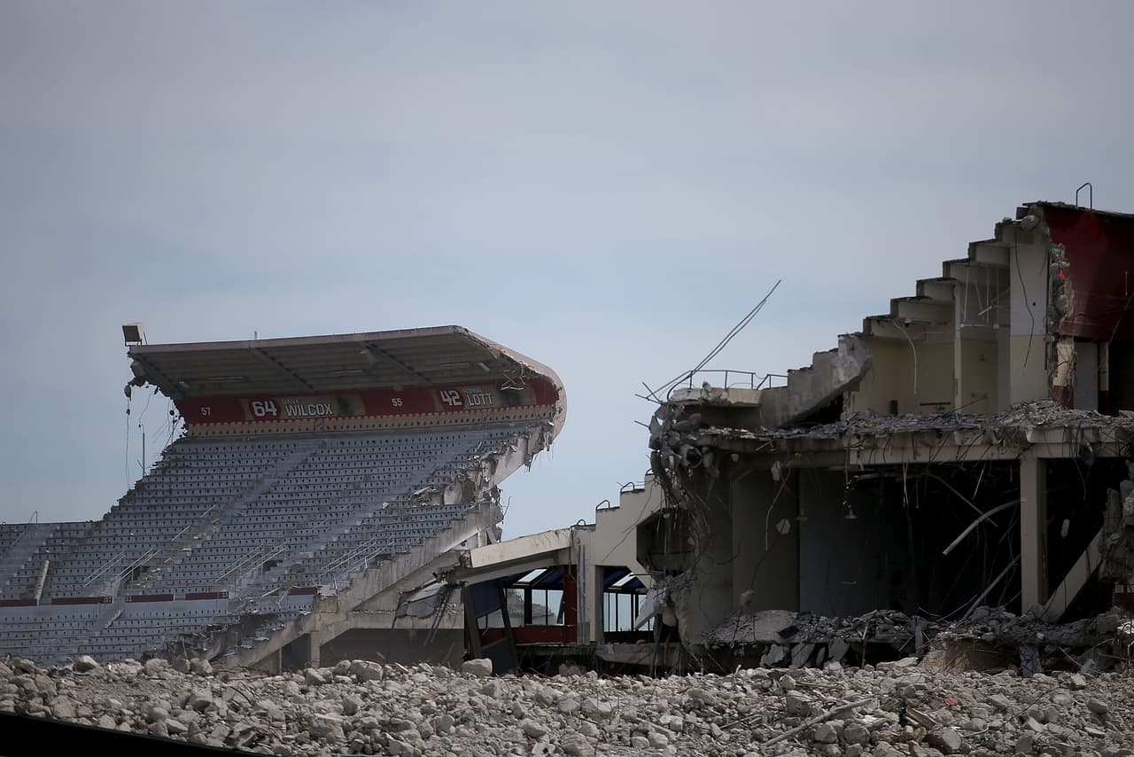 La demolición de la excasa de los Gigantes y los 49ers llegó a su fase final.