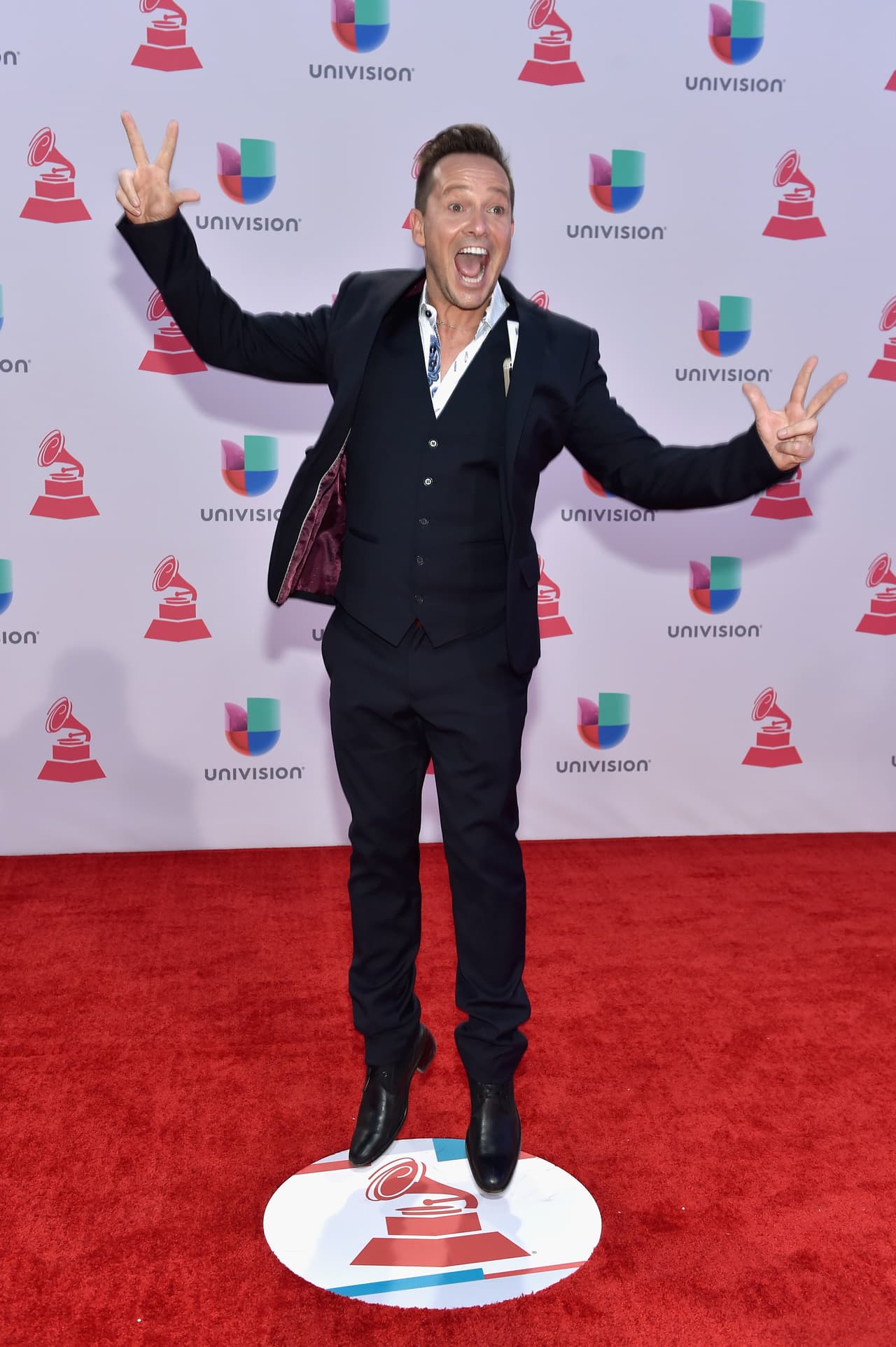 Quien no cabía de la felicidad es Martín Llorens.